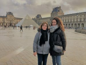 Tania Lourdes netvinvet devant muséeLouvres
