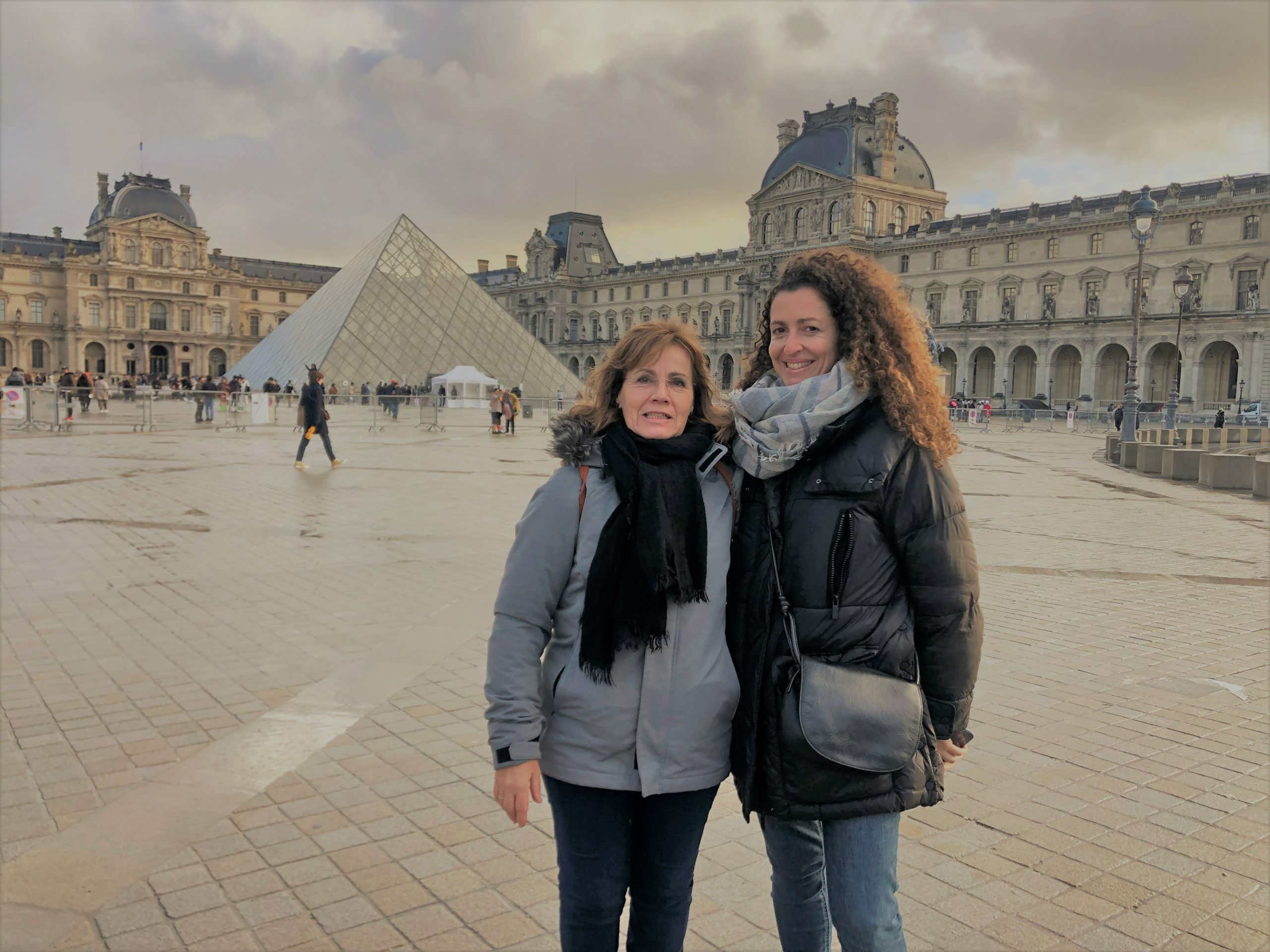 Tania Lourdes netvinvet devant muséeLouvres