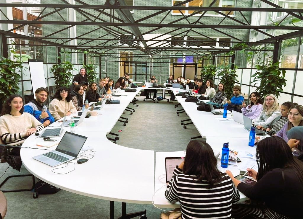 groupe étudiants autour table Zwolle classe