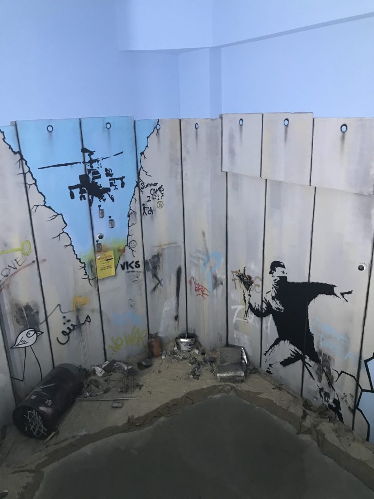 Mur exp Banksy avec BTS MCO