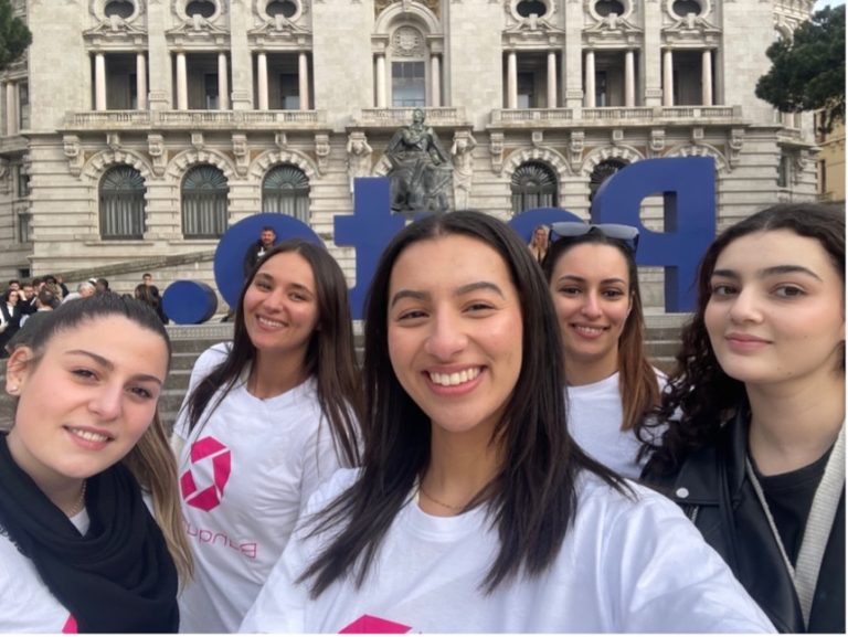 groupe BTS CI Porto 2024 devant selfie t shirt blanc