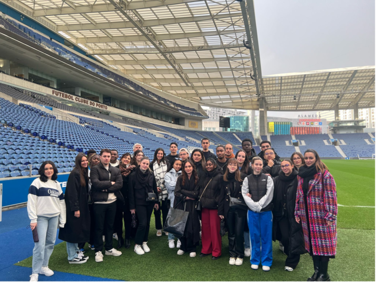groupe BTS CI Porto 2024 devant Stadium